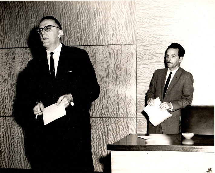 Foto de  Argeliers presentando al crítico musical Natalio Galán, Salón de Actos de la BNJM, 31 de marzo de 1960. Colección de fotografías BNJM